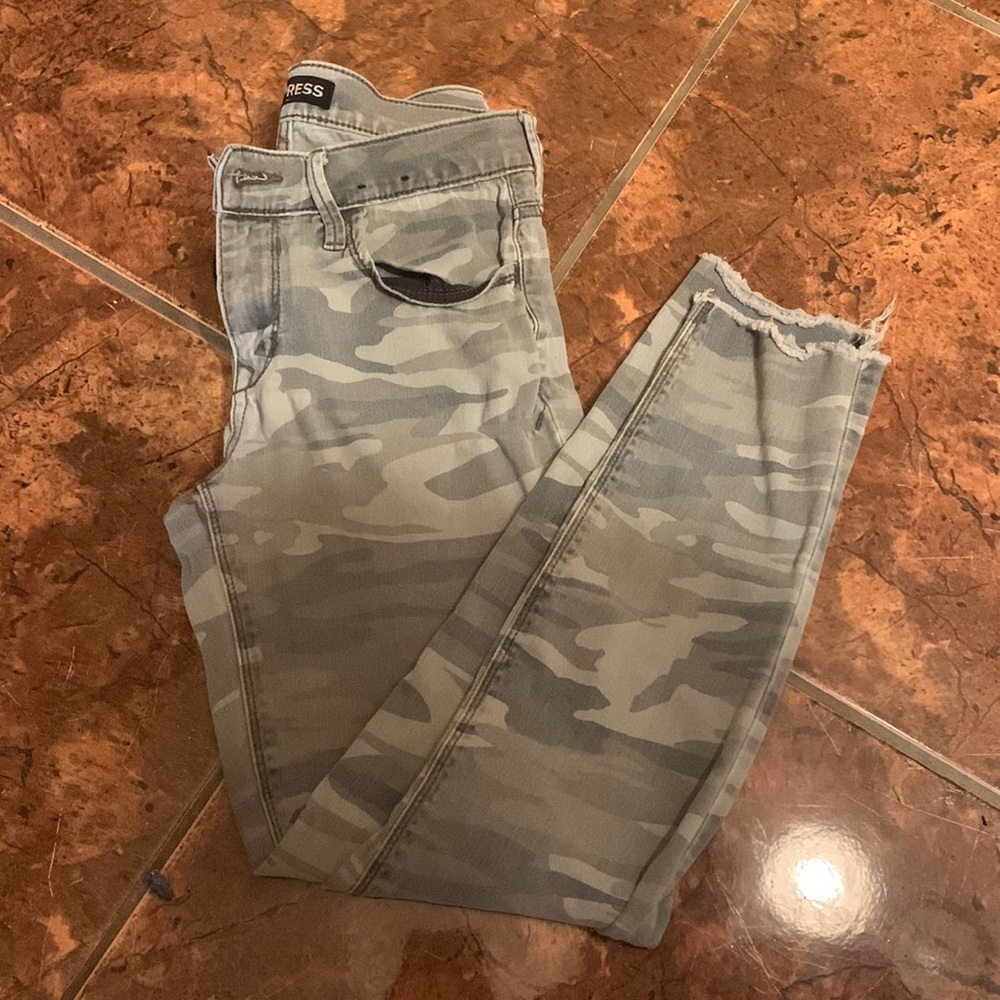 Ankle rise camouflage jeans